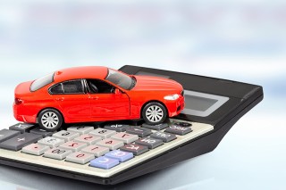 Foto: Modellauto auf Taschenrechner
